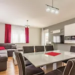 Three-bedroom In דירה