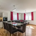 Three-bedroom In Appartement
