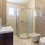 Three-bedroom In מדולין